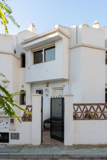 Image No.28-5 Bed Townhouse for sale