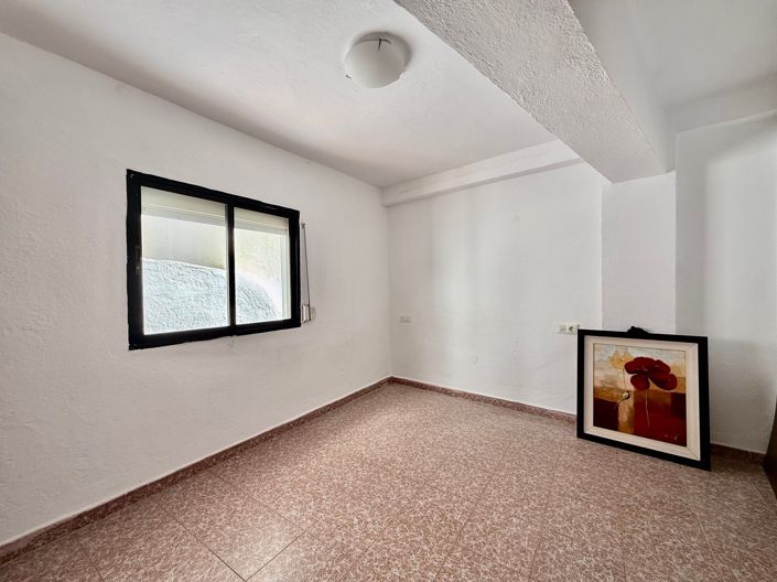 Image No.11-4 Bed Property for sale