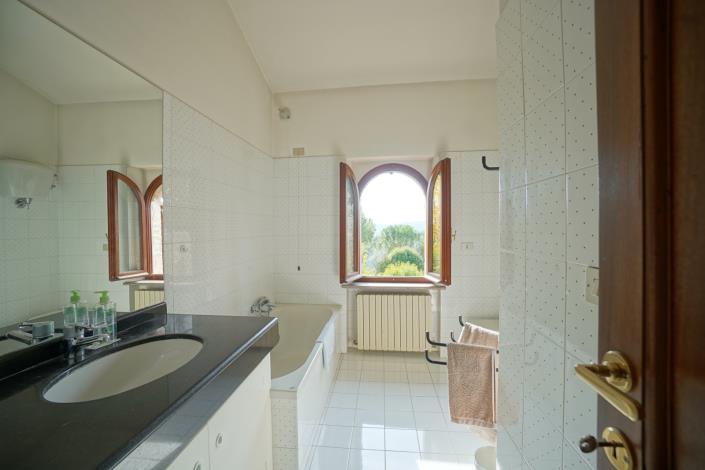 Image No.35-6 Bed Farmhouse for sale