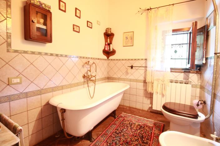 Image No.14-4 Bed Farmhouse for sale