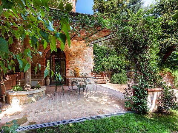 Image No.19-4 Bed Farmhouse for sale