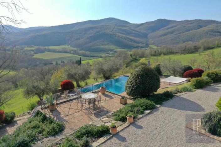 Image No.17-4 Bed Farmhouse for sale