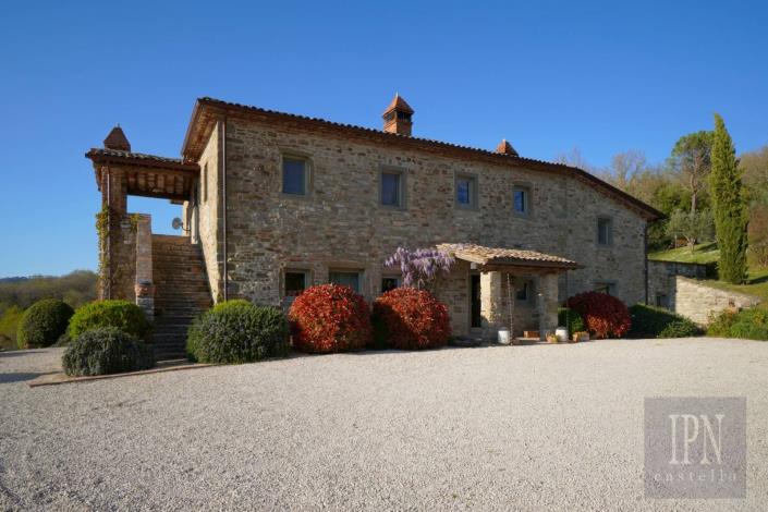 Image No.16-4 Bed Farmhouse for sale