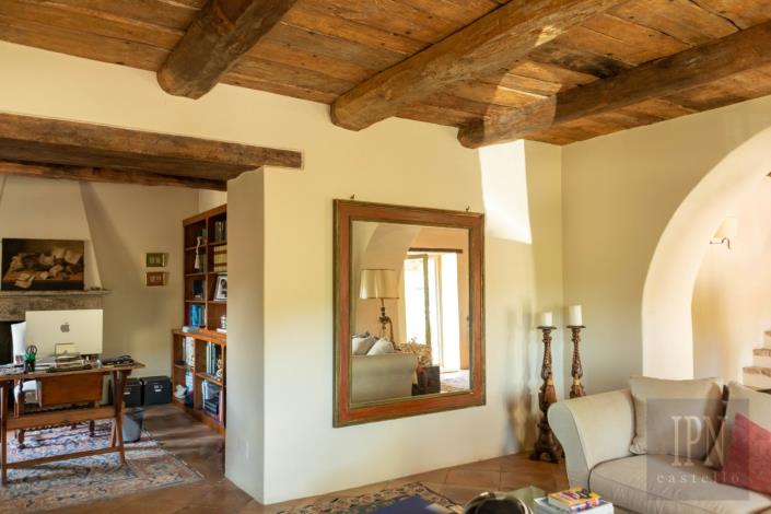 Image No.38-4 Bed Farmhouse for sale