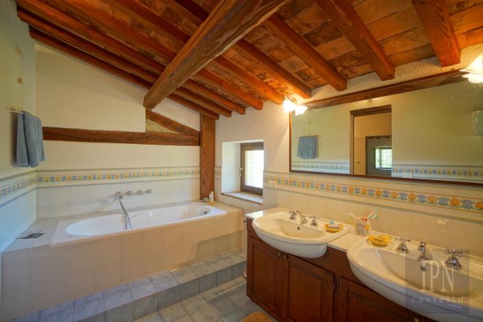 Image No.28-3 Bed Farmhouse for sale