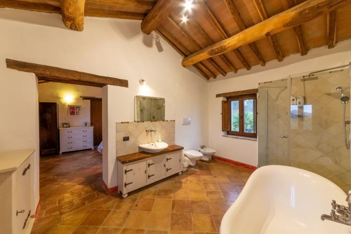 Image No.60-8 Bed Farmhouse for sale