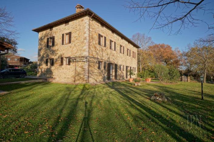 Image No.17-4 Bed Farmhouse for sale