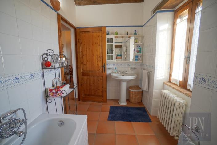 Image No.29-4 Bed Farmhouse for sale