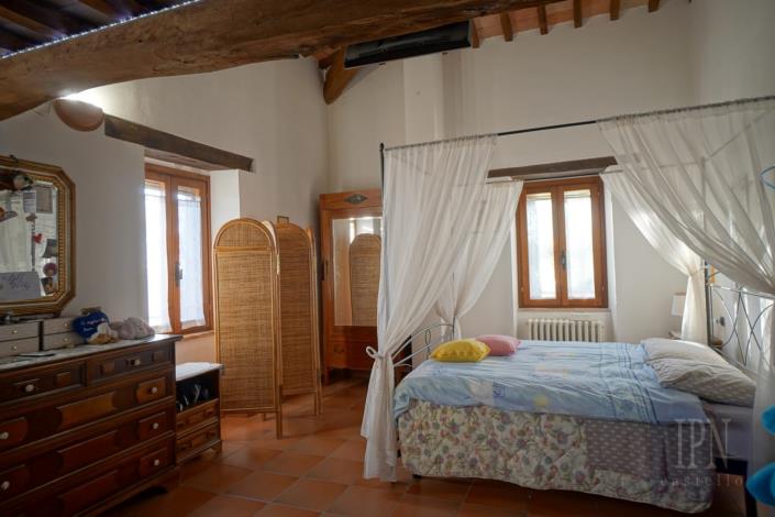 Image No.30-4 Bed Farmhouse for sale