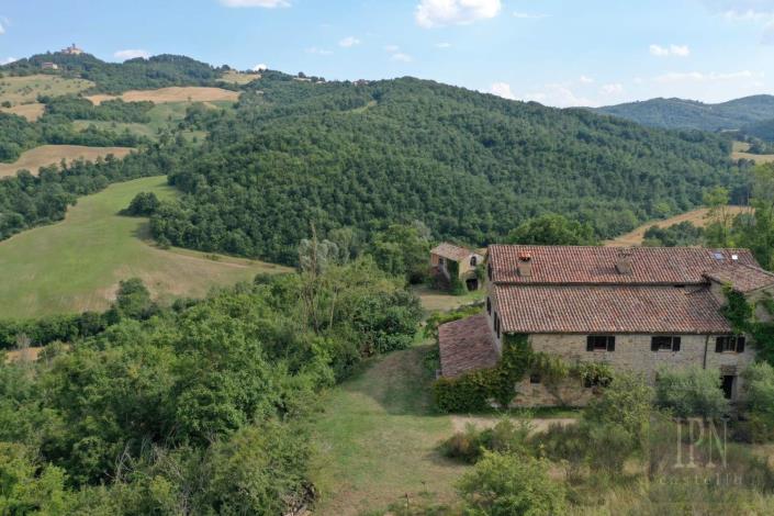 Image No.16-6 Bed Farmhouse for sale