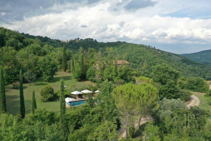 Image No.20-6 Bed Farmhouse for sale