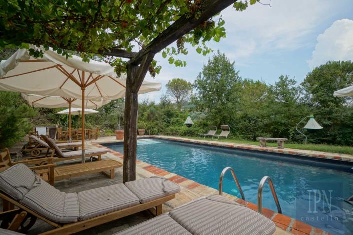 Image No.61-6 Bed Farmhouse for sale