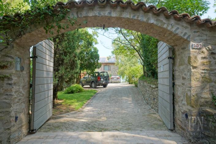 Image No.11-6 Bed Farmhouse for sale