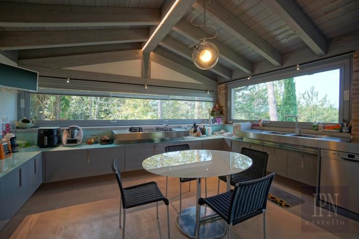 Image No.26-6 Bed Farmhouse for sale