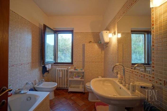 Image No.43-5 Bed Farmhouse for sale