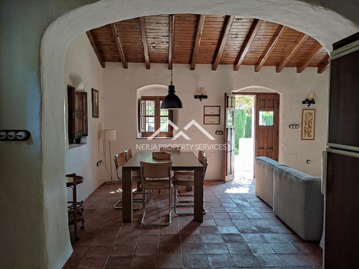 Image No.17-9 Bed Property for sale