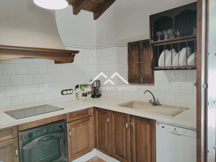 Image No.24-9 Bed Property for sale