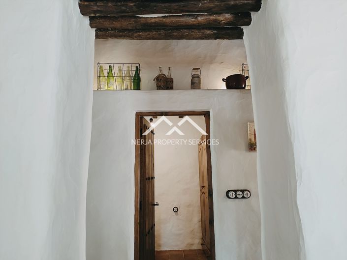 Image No.27-9 Bed Property for sale