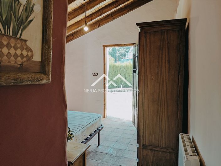 Image No.32-9 Bed Property for sale