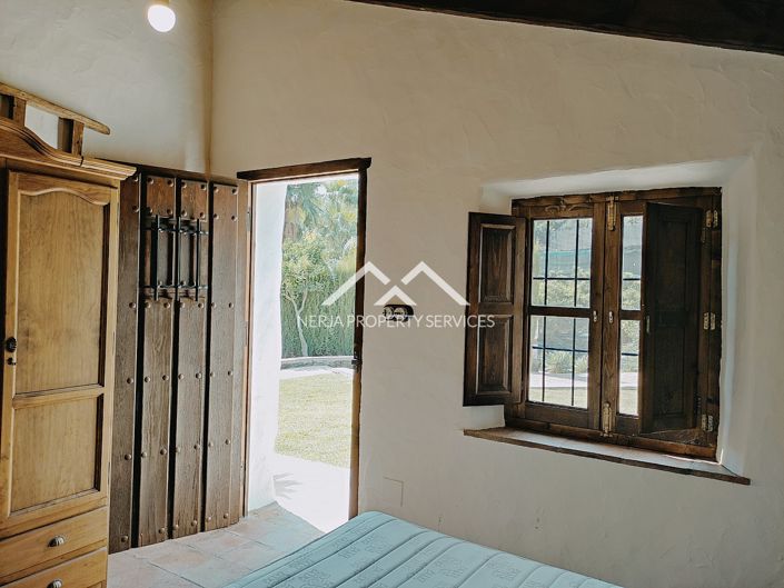 Image No.33-9 Bed Property for sale