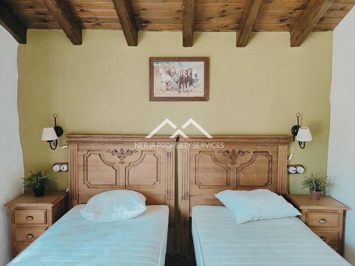 Image No.35-9 Bed Property for sale