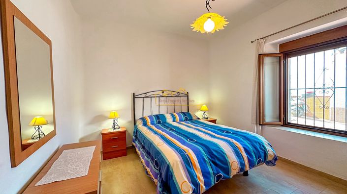 Image No.18-4 Bed House for sale