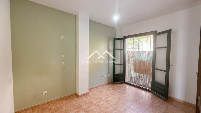 Image No.10-3 Bed Property for sale