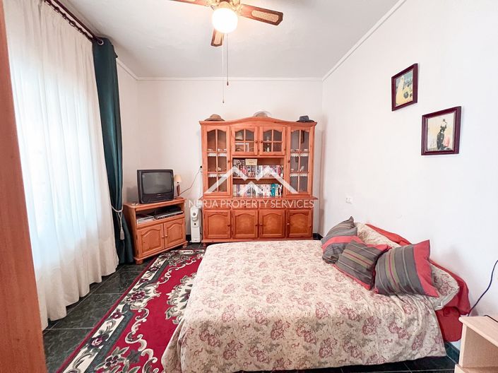 Image No.13-6 Bed Townhouse for sale