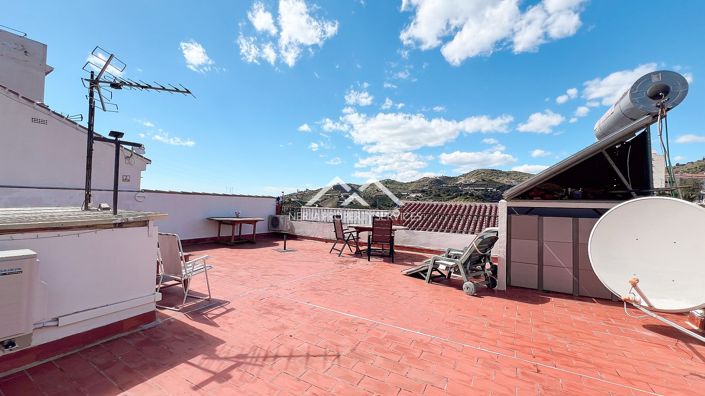 Image No.2-6 Bed Townhouse for sale