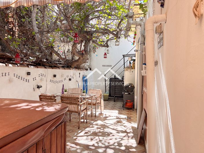 Image No.23-6 Bed Townhouse for sale