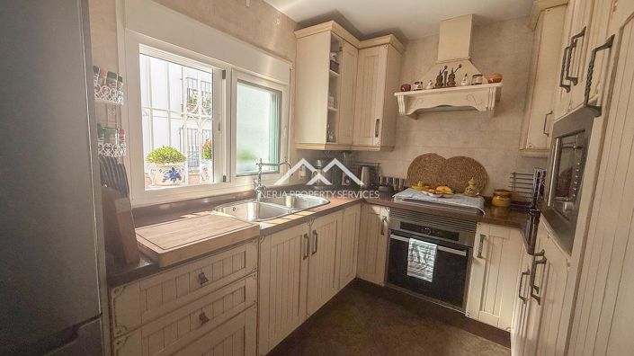 Image No.8-3 Bed House for sale