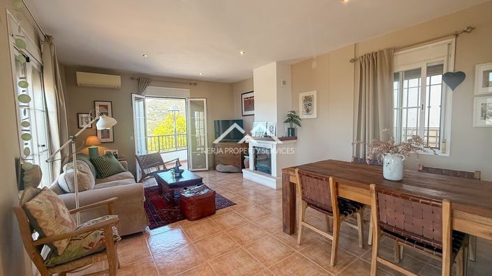 Image No.17-3 Bed Property for sale