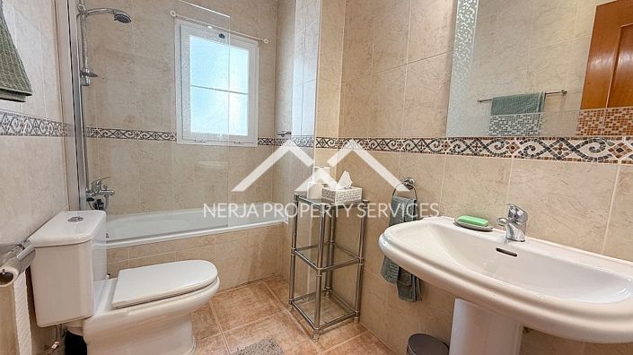 Image No.29-3 Bed Property for sale