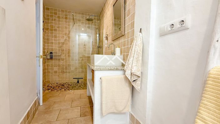 Image No.25-2 Bed Townhouse for sale