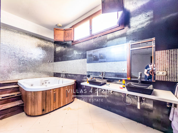 Image No.23-8 Bed Villa for sale