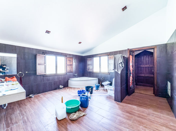 Image No.38-8 Bed Villa for sale