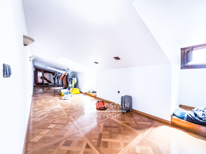 Image No.40-8 Bed Villa for sale