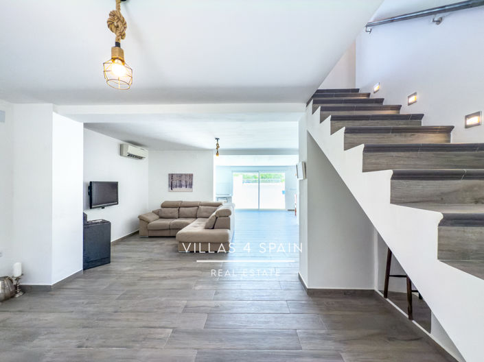 Image No.4-4 Bed Property for sale