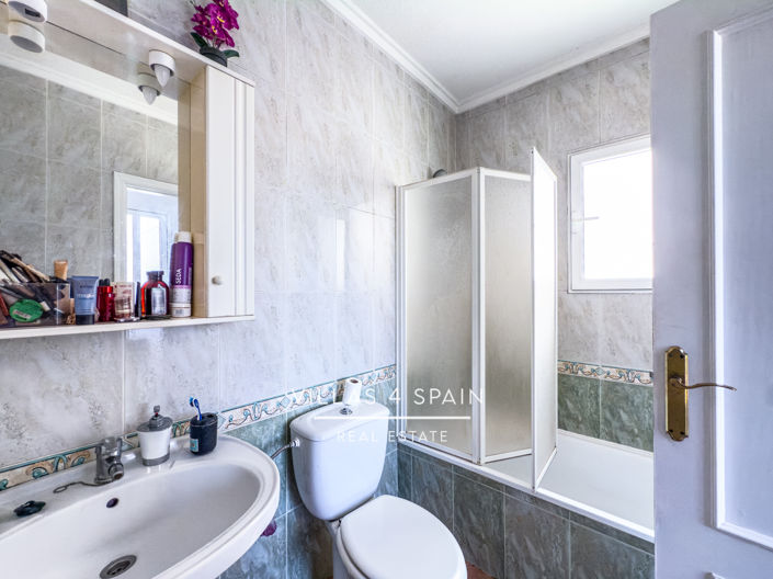 Image No.40-3 Bed Property for sale