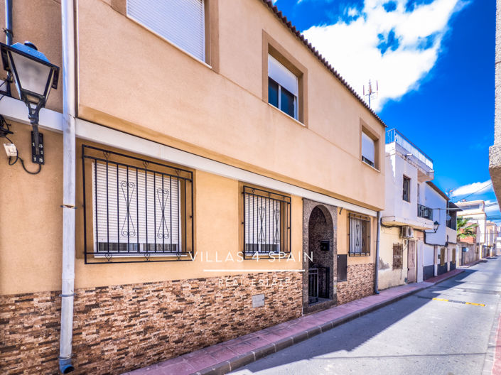 Image No.2-8 Bed Townhouse for sale