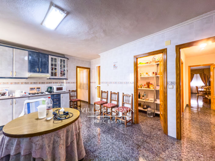 Image No.11-8 Bed Townhouse for sale