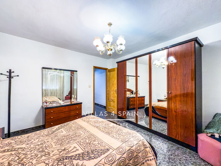 Image No.18-8 Bed Townhouse for sale