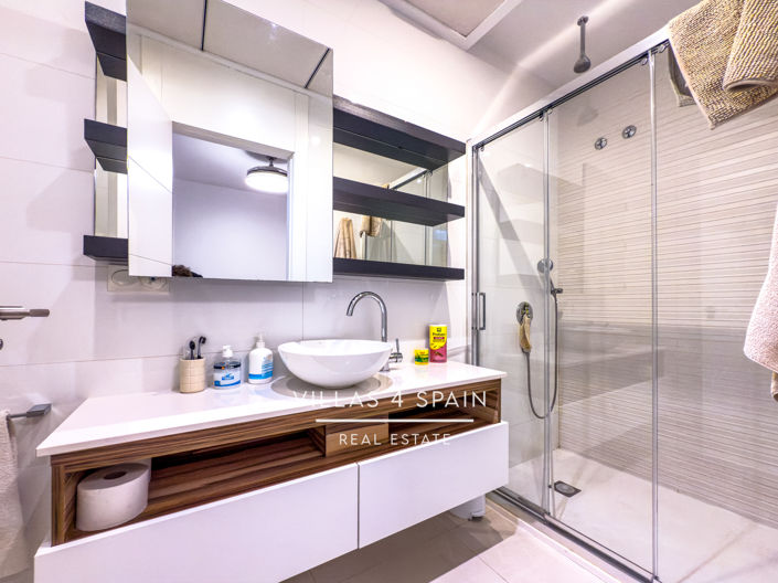 Image No.24-3 Bed Property for sale