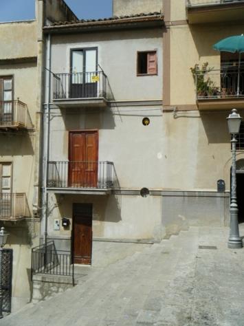 Image No.1-6 Bed Townhouse for sale