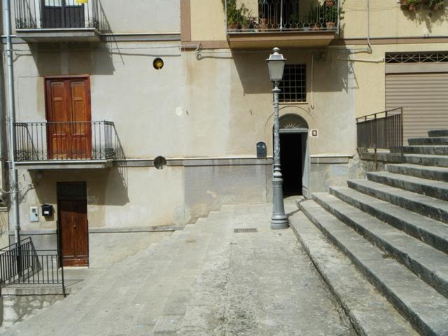 Image No.2-6 Bed Townhouse for sale