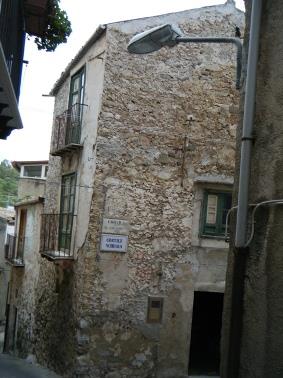 Image No.25-2 Bed Townhouse for sale