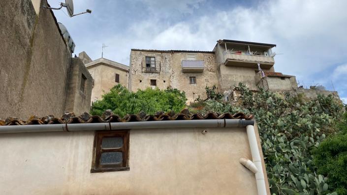 Image No.18-2 Bed Townhouse for sale