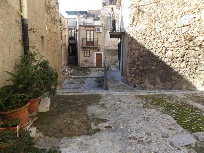 Image No.5-2 Bed House for sale