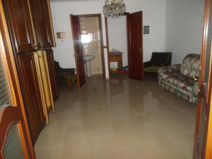 Image No.26-5 Bed House for sale