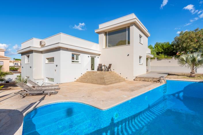 Image No.1-4 Bed Villa / Detached for sale